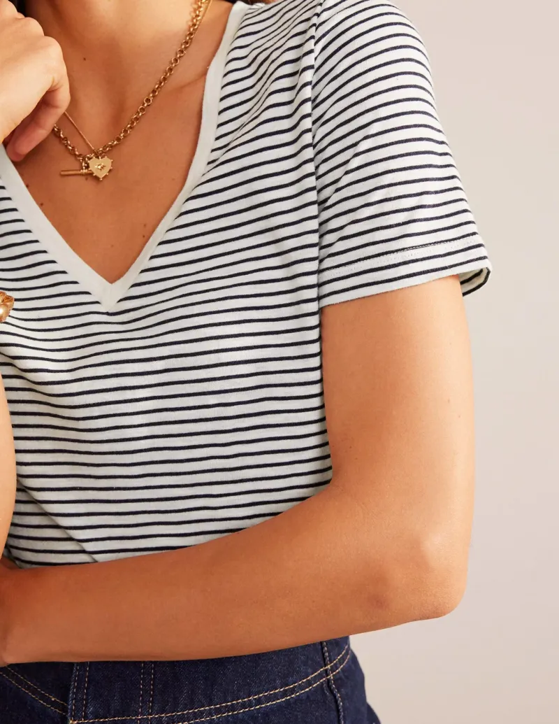 Nightwear & Lougewear | T-Shirts & Tanks-Boden Regular V-Neck Slub T-shirt-Ivory, Navy Ivory,Navy